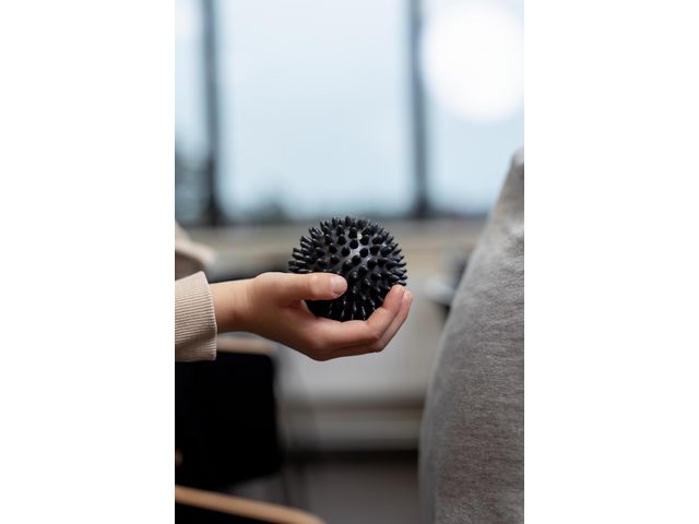 Massageboll m piggar 7,5cm svart - Primmeshiper